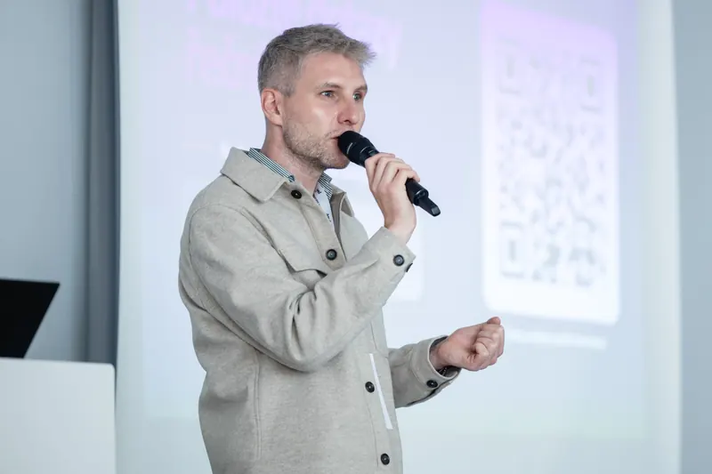 Řečník dobrokruhu s mikrofonem